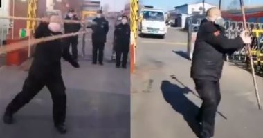 تحدى الكورونا..صينى يمارس الفنون القتالية بالمجرفة والعصي مرتديا كمامة..فيديو