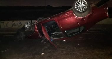 إصابة شخصين إثر انقلاب سيارة ملاكى أعلى الطريق فى المقطم.. صور