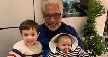 أحمد ناجى يتحدى كورونا بصحبة أحفاده