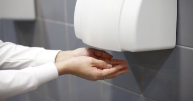 كيف ينقل مجفف اليدين في دورات المياه العامة العدوى