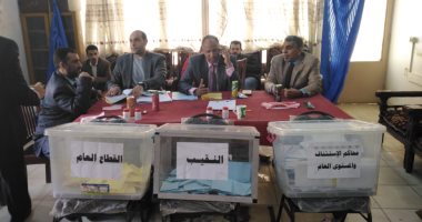صور .. إقبال للمحامين على إختيار نقيبهم داخل مركز الانتخابات بأسيوط وسوهاج 