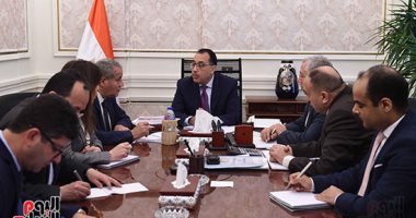 رئيس الوزراء: سنتعامل "بقبضة من حديد" مع المتاجرين بالسلع والذين يتعمدون إخفاءها أو يرفعون الأسعار بدون مبرر.. ولن نرحم المتربحين من الأزمات.. ومخزون القمح يكفى 3 أشهر والسكر 4 أشهر 