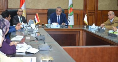محافظ سوهاج يبحث إنهاء مشروعات برنامج "تنمية الصعيد" وفقا للجداول الزمنية