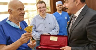 محافظ أسوان يهدى مفتاح المدينة لـ"مجدى يعقوب" تقديراً لأعماله الإنسانية.. فيديو و صور