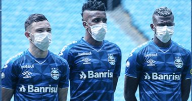 لاعبو جريميو بالكمامات احتجاجا على استمرار منافسات الدوري البرازيلى.. صور