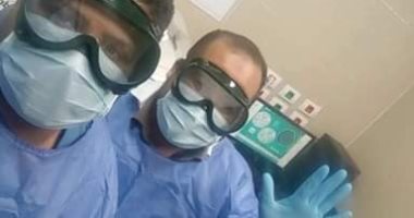 "تحدى كورونا".. الفرق الطبية يلتقطون سيلفى من أول مستشفى حجر صحى بالصعيد