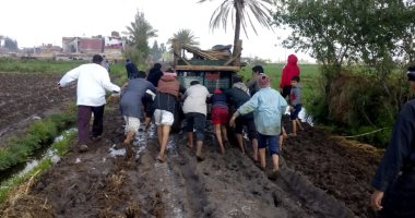 صور.. "سيبها علينا".. أهالى "فرشلا" بالشرقية يطالبون برصف طريق القرية