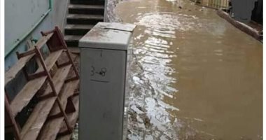 أهالى قرية سنهوت بالشرقية بستغيثون بعد غرق القرية بمياه الأمطار 