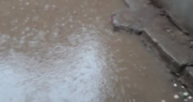 أهالى قرية طناح بالمنصورة يستغيثون بعد غرق القرية بمياه الأمطار  ويطالبون بشفطها 