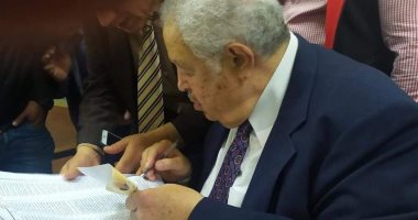 رجائى عطية يصوت بانتخابات المحامين.. ويؤكد: اختيار كل منا مردود إلينا   