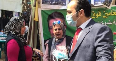 صور.. انتخابات زمن الكورونا.. مرشح بانتخابات المحامين يوزع كمامات بدلا من المطبوعات