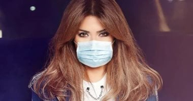 نوال الزغبى تواجه فيروس كورونا بكمامة وتيشرت مكتوب عليه "خليك بالبيت"