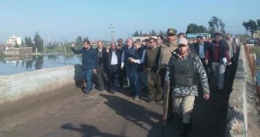 وزير الرى يتفقد قرى بحر البقر الغارقة للإشراف على ترميم جسر منهار ..صور