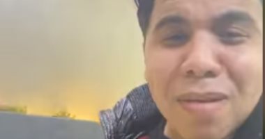 "كورونا كورونا منها يحمينا".. عمر كمال يجسد حال الطلاب بعد تأجيل الدراسة