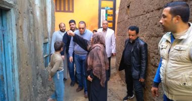 محافظ الشرقية يتفقد منازل "كفر العزازى " المنكوبة بسبب مياه الأمطار