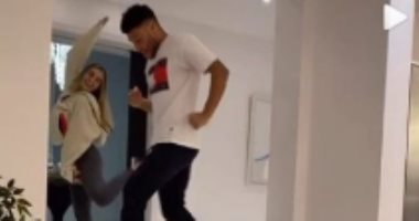 نجم ليفربول يواجه فيروس كورونا بالرقص مع حبيبته بيرى إدواردز.. فيديو