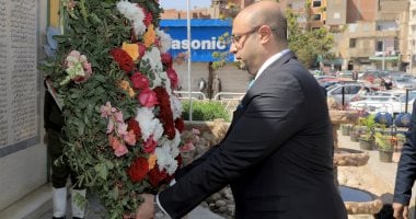محافظ بنى سويف يضع إكليلا من الزهور على النصب التذكارى لقبر الجندى المجهول