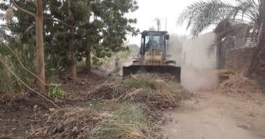 صور.. تمهيد طرق خدمة جرارات القصب والمواطنين ومحولات وأكشاك كهرباء بالأقصر
