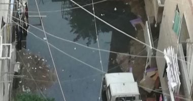 أهالى شارع الكابلات بالمطرية يشكون طفح الصرف الصحى وتراكم مياه الأمطار