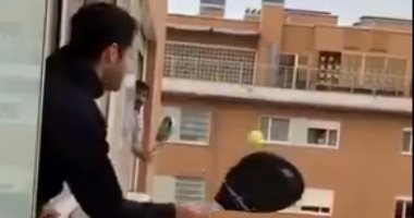 بعد غناء الإيطاليين من شرف منازلهم.. أسبان يلعبون تنس من الشبابيك