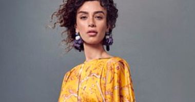 برسوم طبيعية.. تنانير وفساتين مزينة بالزهور وسعف النخيل موضة أزياء الربيع