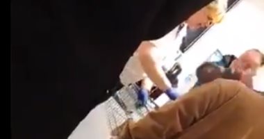مشاجرة بين موظف فى متجر ومواطن ألماني لشرائه كمية هائلة من ورق الحمام.. فيديو