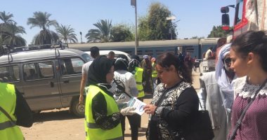 صور.. توزيع كمامات ومطبوعات توعية بشوارع مدينة إدفو للوقاية من الكورونا