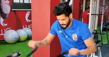 ملتزم رغم توقف النشاط.. صالح جمعة يؤدى تدريبات فى الجيم بالأهلي.. صور