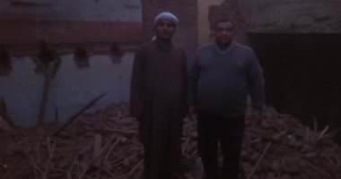 "سيبها علينا".. مأساة عامل وأسرته ينامون فى الشارع بعد انهيار منزلهم بسوهاج