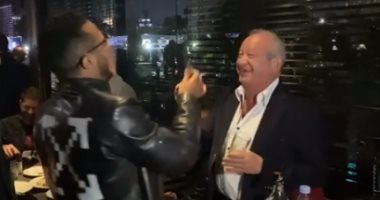 محمد رمضان ونجيب ساويرس يرقصان على أغنية "بم بم" في حفلة ليلية.. فيديو