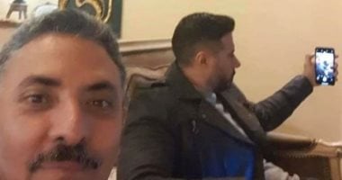 شاهد..فتحى عبد الوهاب يغير طريقته الشهيرة فى "السيلفى" لمواجهة كورونا 