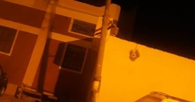 أهالى قرية أبو دياب بقنا يناشدون بتغير عمود كهرباء آيل للسقوط
