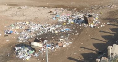 قارئ يناشد المسؤولين بنقل صناديق قمامة خارج الكتلة السكنية بالسويس