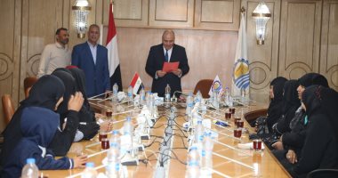 صور.. محافظ قنا يسلم 12 وحدة سكنية للأسر الأولى بالرعاية