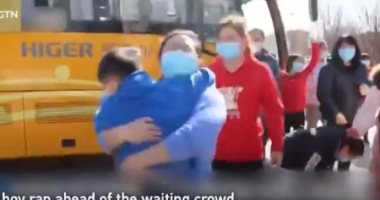 لقاء مؤثر بين طفل وأمه بعد عودتها من عملها فى مستشفى بووهان الصينية..فيديو