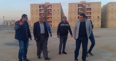 مساعد نائب وزير الإسكان يتفقد العمل بمشروع السكن الاجتماعى بحدائق أكتوبر