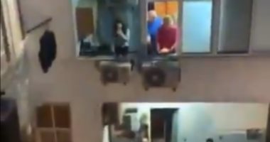 عائلة لبنانية تحتفل بعيد ميلاد أحد أفرادها من الشرفة .. بسبب عزلة كورونا