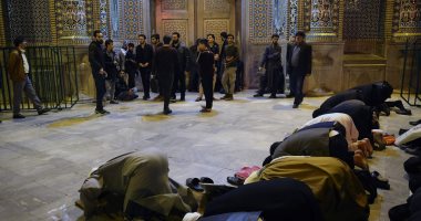 رغم إغلاقها بسبب كورونا.. الشيعة المتشددون يقتحمون مزارات دينية فى مشهد وقم