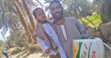 فيديو وصور.. "طفل الجردل" حديث السوشيال ميديا بعد إجادته الغناء