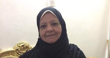 قصة كفاح الأم المثالية بالمنيا.. ربت أبناءها بماكينة خياطة بعد إصابة زوجها بشلل