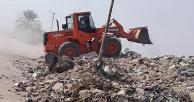 صور.. رفع 10 أطنان مخلفات بقرية الحبيل فى الأقصر لمكافحة الأمراض والأوبئة