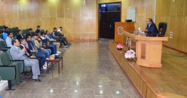 رئيس جامعة سوهاج يجتمع بمجلس اتحاد الطلاب لمناقشة إجراءات تعطيل الدراسة