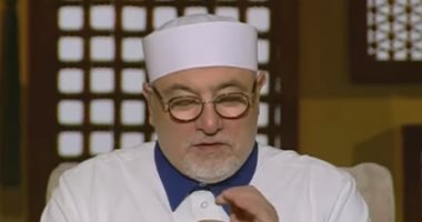 فيديو.. خالد الجندى يعقم يديه على الهواء: الأخذ بالأسباب للوقاية من المرض