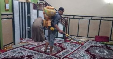 شباب "دملو" بالقليوبية يتطوعون بتعقيم مساجد القرية ضد فيروس كورونا