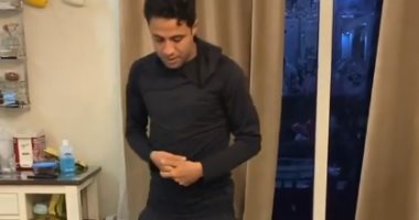 محمد إبراهيم ينضم لتحدي المناديل ونجله يتدخل لينهي مهاراته.. فيديو