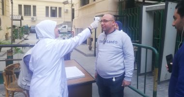 صور.. فحص المترددين على ديوان محافظة القاهرة ونقل المشتبه بهم للمستشفيات