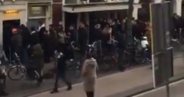 طوابير طويلة لشراء الماريجوانا فى هولندا بعد قرار إغلاق المقاهى.. فيديو