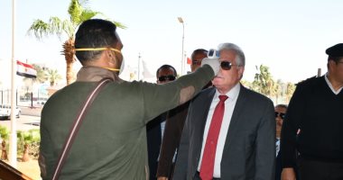 صور.. محافظ جنوب سيناء يخضع للفحص ضد كورونا قبل دخول ديوان المحافظة