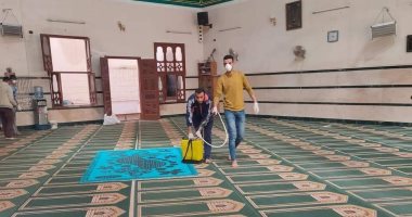 صور .. شباب "الرملة" ببنها يتطوعون لتعقيم المساجد بقريتهم