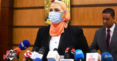 صور.. وزيرة التضامن ترتدى كمامة طبية فى مؤتمر إعلان الأم المثالية
